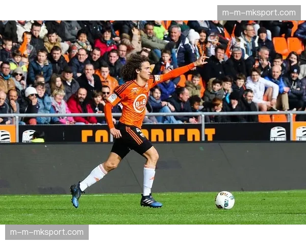 特写:在洛里昂打入职业生涯首球后,19岁小将与看台上父亲隔空相拥 特写:在洛里昂打入职业生涯首球后,19岁小将与看台上父亲隔空相拥